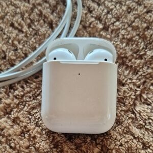 Apple airpods, 2nd generation with charging case and cord